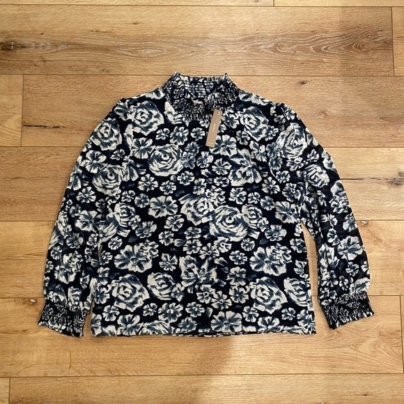 J Crew AE860 NWT Size S Navy Ikat Shaded Floral Crinkle Chiffon Smocked Blouse - Picture 2 of 5